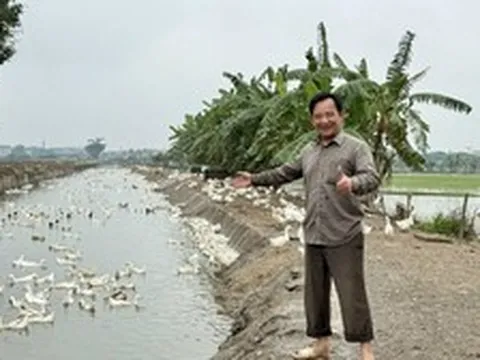 Nam NSƯT mang quân hàm Thượng tá, U70 đi bán lẩu ở Từ Liêm, Hà Nội