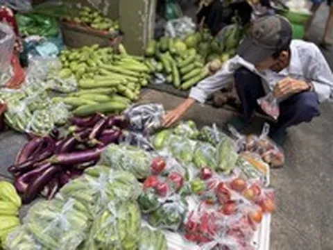 Có gì trong những khu chợ giá rẻ giữa lòng TP.HCM?