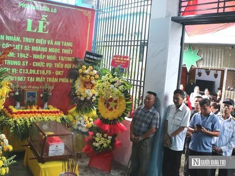 Hàng trăm người dân cầm cờ Tổ quốc, nghẹn ngào đón liệt sĩ trở về sau gần 60 năm