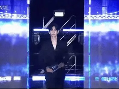 Kim Soo Hyun 'Nữ hoàng nước mắt' trao giải The Fact Music Awards 2026, fan phản ứng