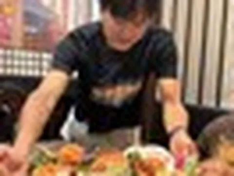 Nam nghệ sĩ đình đám đi bán sushi ở đường số 7, phường An Lạc, TP.HCM