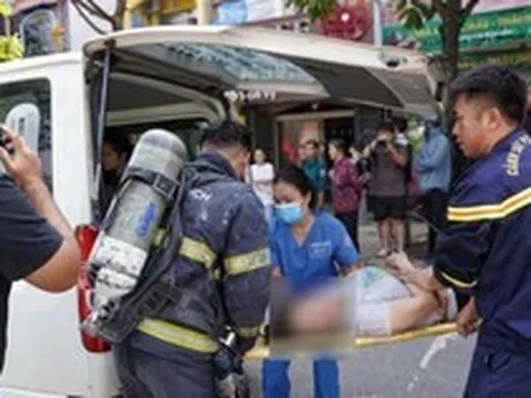 Cháy nhà 4 tầng ở Hà Nội, 5 người mắc kẹt