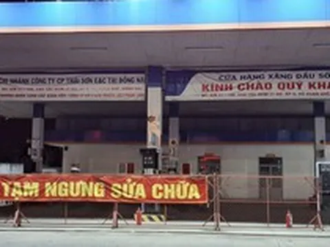 Mua xăng giá 'cắt cổ' 45.000 đồng/lít trên cao tốc, ngay cạnh một cây xăng đang bỏ không