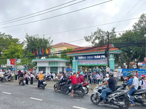 Xác minh vụ học sinh lớp 8 bị đánh hội đồng trước cổng trường