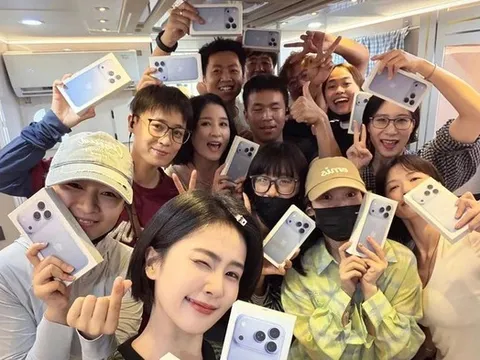 Bạch Lộc mua iPhone 18 Pro Max tặng nhân viên