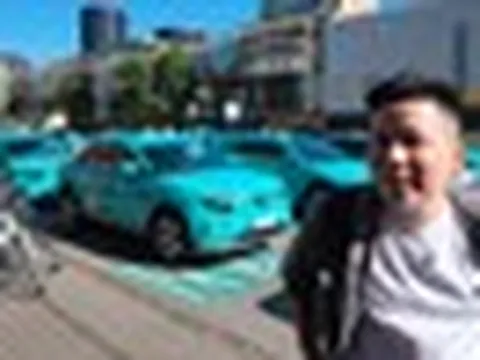 Khoa Pug ngỡ ngàng khi đi thử hãng taxi của tỷ phú Phạm Nhật Vượng ở châu Âu, nghe tài xế tiết lộ: "Đã lái xe 20 năm nhưng taxi Việt Nam mới là số 1"