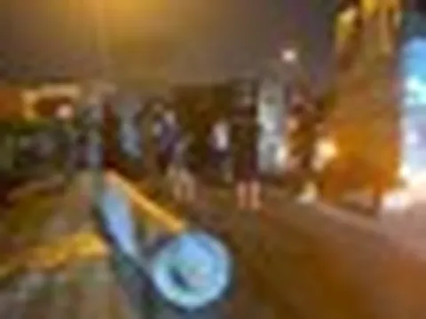 Rơi cột bê tông khiến 3 ô tô tông liên hoàn, quốc lộ 5 ùn tắc kéo dài trong đêm