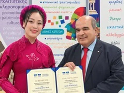 Sao Mai Huyền Trang được vinh danh tại Hy Lạp