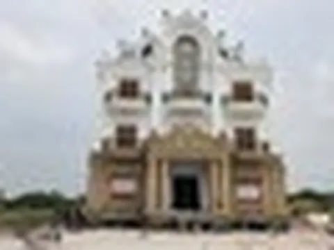Cận cảnh 'thần đèn' di chuyển biệt thự 4 tầng nặng hàng trăm tấn ở Bắc Ninh
