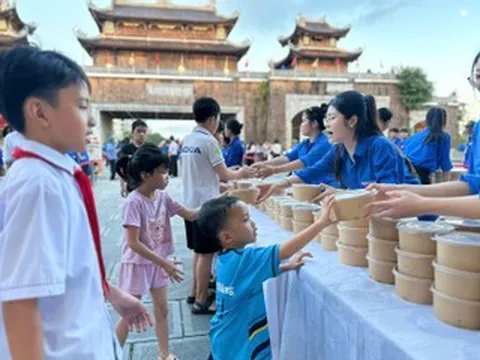 Buổi chiều khác lạ với thiếu nhi trước cổng tam quan ở Ninh Bình