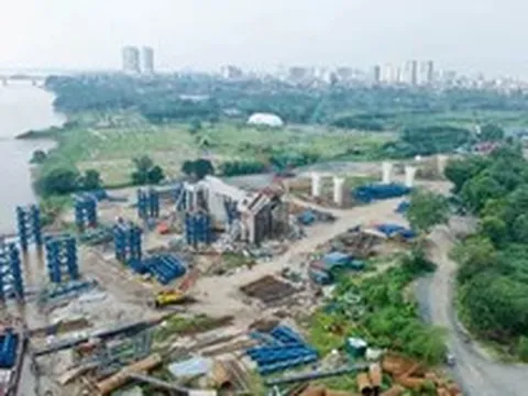 Tạm đóng đường đê Long Biên - Xuân Quan vào ban đêm để thi công cầu Trần Hưng Đạo