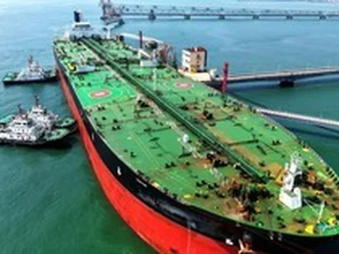 Cước tàu chở dầu qua Hormuz lập kỷ lục chưa từng có