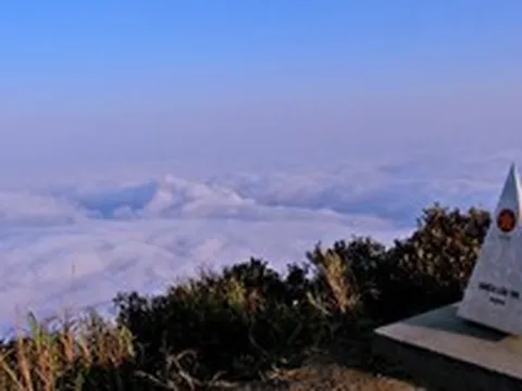 Việt Nam có đỉnh 'chín tầng thang' săn mây cao 2.400m: khí hậu mát mẻ quanh năm, rộng 200ha, sắp thành 'mỏ vàng' mới với vốn đầu tư 450 tỷ đồng