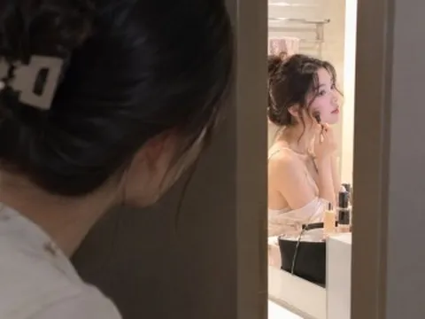 Chị giúp việc đi tắm rất hay quén chốt cửa, một lần vô tình nhìn vào tôi hoảng hốt