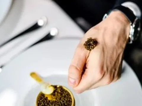 Trứng cá tầm đắt hơn vàng nhưng có thời được phục vụ miễn phí
