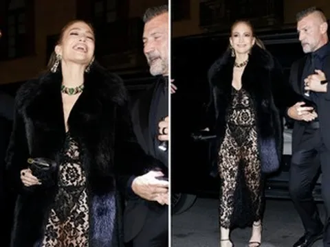 Ca sĩ '4 đời chồng' Jennifer Lopez váy ren xuyên thấu khoe dáng bốc lửa ở tuổi U60