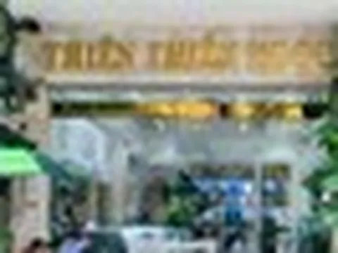 Tiệm kim cương mở cửa, khách bán chờ cả năm mới được nhận tiền