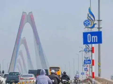 Hà Nội nói gì về các mốc giữ khoảng cách trên cầu Nhật Tân?