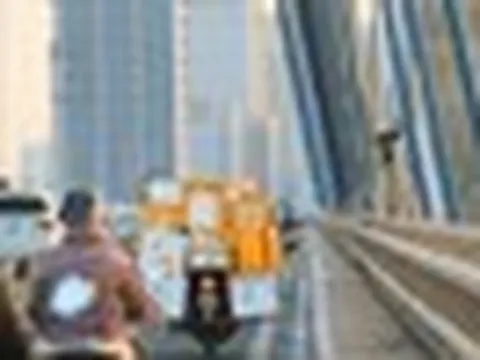 Hình ảnh cầu Nhật Tân sau khi tháo loạt biển báo khoảng cách vừa lắp