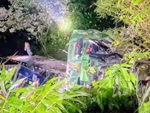 Xe đầu kéo lao vào hộ lan trên quốc lộ, tài xế tử vong