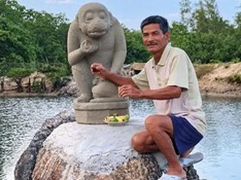Lão ngư tìm được tượng thần khỉ 800 năm tuổi, có người trả 2 tỷ đồng không bán để giao nộp cho Nhà nước