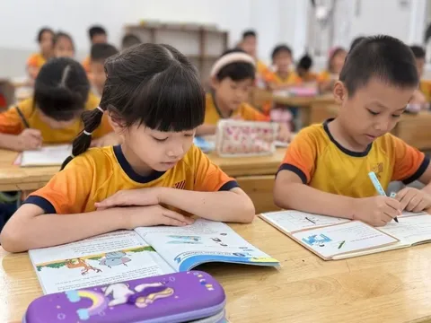 Phụ huynh học sinh lớp 1 than phiền, tối nào cũng ‘đánh vật' với con