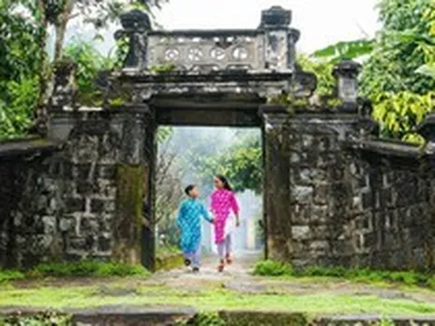 Phát hiện ngôi làng rộng hơn 270 ha có 8 nhà cổ trăm tuổi, nổi tiếng với chiếc bàn không cần đẩy vẫn xoay