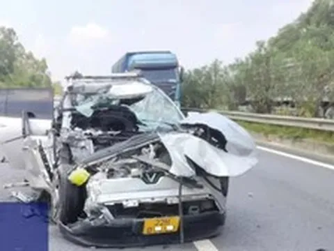 Xe con vỡ nát sau khi đâm đuôi xe đầu kéo trên cao tốc Nội Bài - Lào Cai