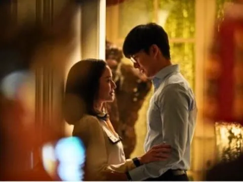 Tăng ca với nữ thư ký đến khuya, tôi chuẩn bị kỹ càng nhưng vừa bước vào phòng lại giật mình trước “người thứ ba”