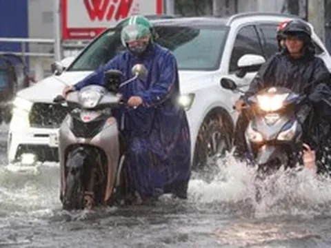 Mới 16h, toàn trung tâm TP.HCM mưa xối xả, ngập khắp nơi