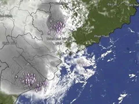 Hội tụ gió gây mưa to sấm chớp tại TP.HCM đêm qua, hôm nay vẫn còn mưa