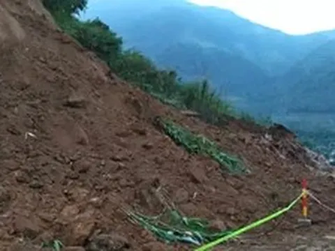 Sạt lở đất đá, Quốc lộ 279 qua Lào Cai bị chia cắt