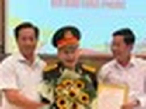 Đại tá Tư Cang tặng hai khẩu súng kỷ vật chiến tranh cho Bảo tàng