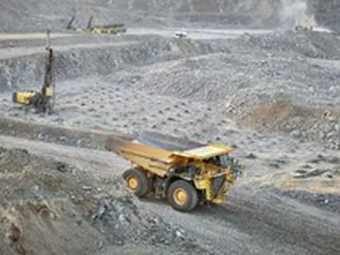 Khoan thăm dò vào lòng đất, phát hiện mỏ chứa hơn 45 tấn vàng, có khả năng khai thác lộ thiên