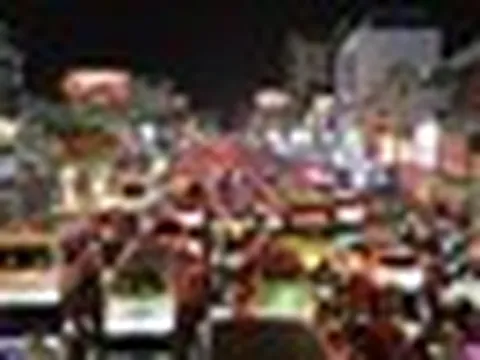 21h nhưng nhiều người tan làm từ chiều vẫn chưa thể về nhà: Các tuyến đường ùn tắc nghiêm trọng trong mưa lớn
