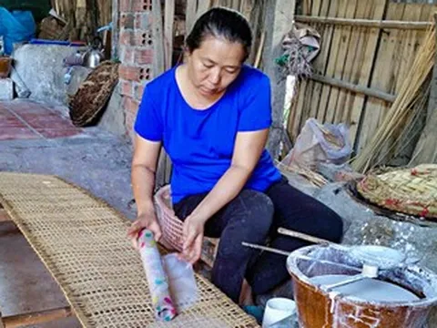 Bỏ nghề hướng dẫn viên, người phụ nữ TPHCM về giữ nghề bánh tráng 3 thế hệ