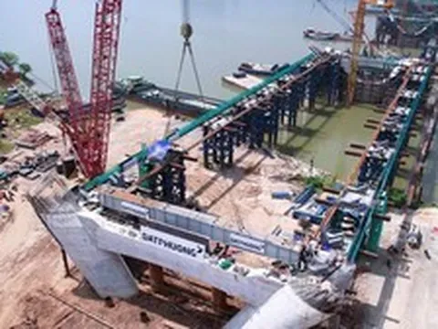 120 tấn kết cấu thép được đưa vào vị trí, "siêu cầu" vượt sông Hồng 16.200 tỷ đồng nối khu phố cổ với Long Biên bước vào giai đoạn quan trọng