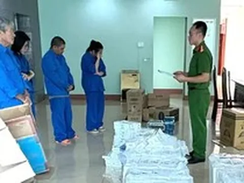 4 người trong một gia đình cùng bị khởi tố, công an thu giữ gần 9000 gói thuốc lá nhập lậu