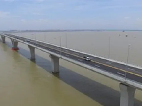 Việt Nam sở hữu một đường hầm dài 4,5km với 88 khoang bê tông đúc sẵn nằm bên trong cây cầu vượt biển dài nhất cả nước 16km kết nối “thành phố cảng” với đảo chỉ mất 5 phút đi xe