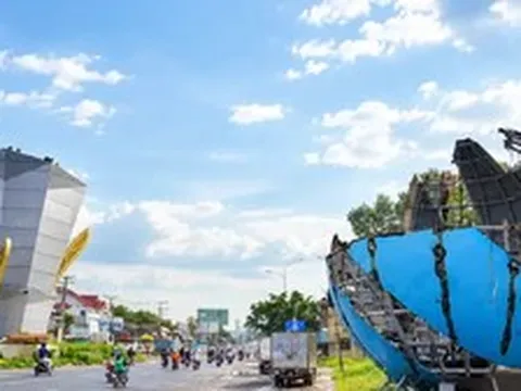 Tháo dỡ quả cầu thép 18 tấn ở cổng chào
