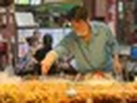 Nam diễn viên SN 1984 bán chân gà rút xương ở phố đi bộ, 3 năm mua 2 căn nhà