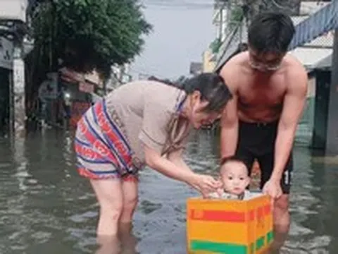 Mưa không kéo dài, nhiều tuyến đường ở TPHCM vẫn ngập sâu