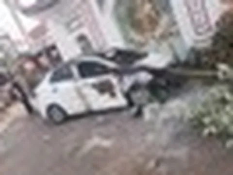 Ô tô bốc cháy ở Hà Nội, nghi bị phóng hỏa