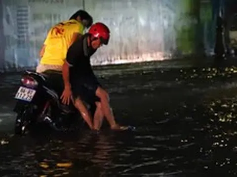 Đường gần chợ Thông Dụng, TP.HCM ngập sau mưa lớn, người dân sụp ổ gà té nhào