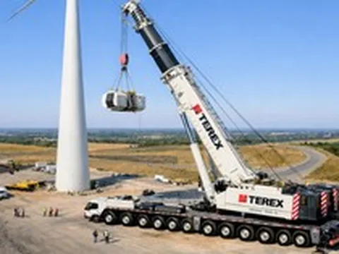 Phát hiện cỗ máy cao hơn 100m di chuyển cùng đoàn xe hộ tống, vận chuyển nguyên vẹn đến công trường để thực hiện nhiệm vụ quan trọng