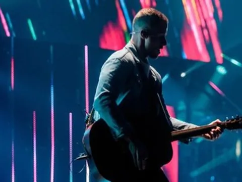 Thi sinh Idol khóc nức nở khi bị kết án tù chung thân