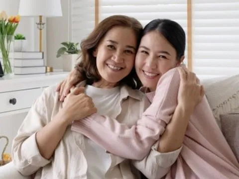 Về già, để gia đình yên ấm, con cái hiếu thảo, cha mẹ nên học cách "giả vờ" 3 điều này!