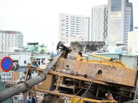 Người đi đường hốt hoảng khi dàn máy thi công khổng lồ bất ngờ đổ sập trước mặt
