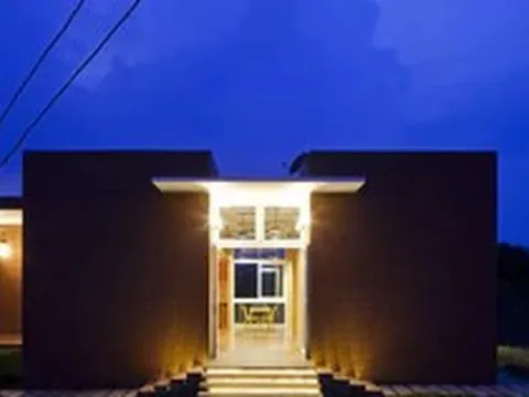 Ngôi nhà đón gió mát từ ao và bóng cây trong vườn