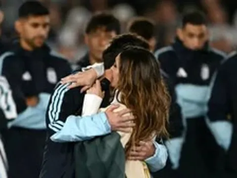 Messi ôm chặt nữ ca sĩ
